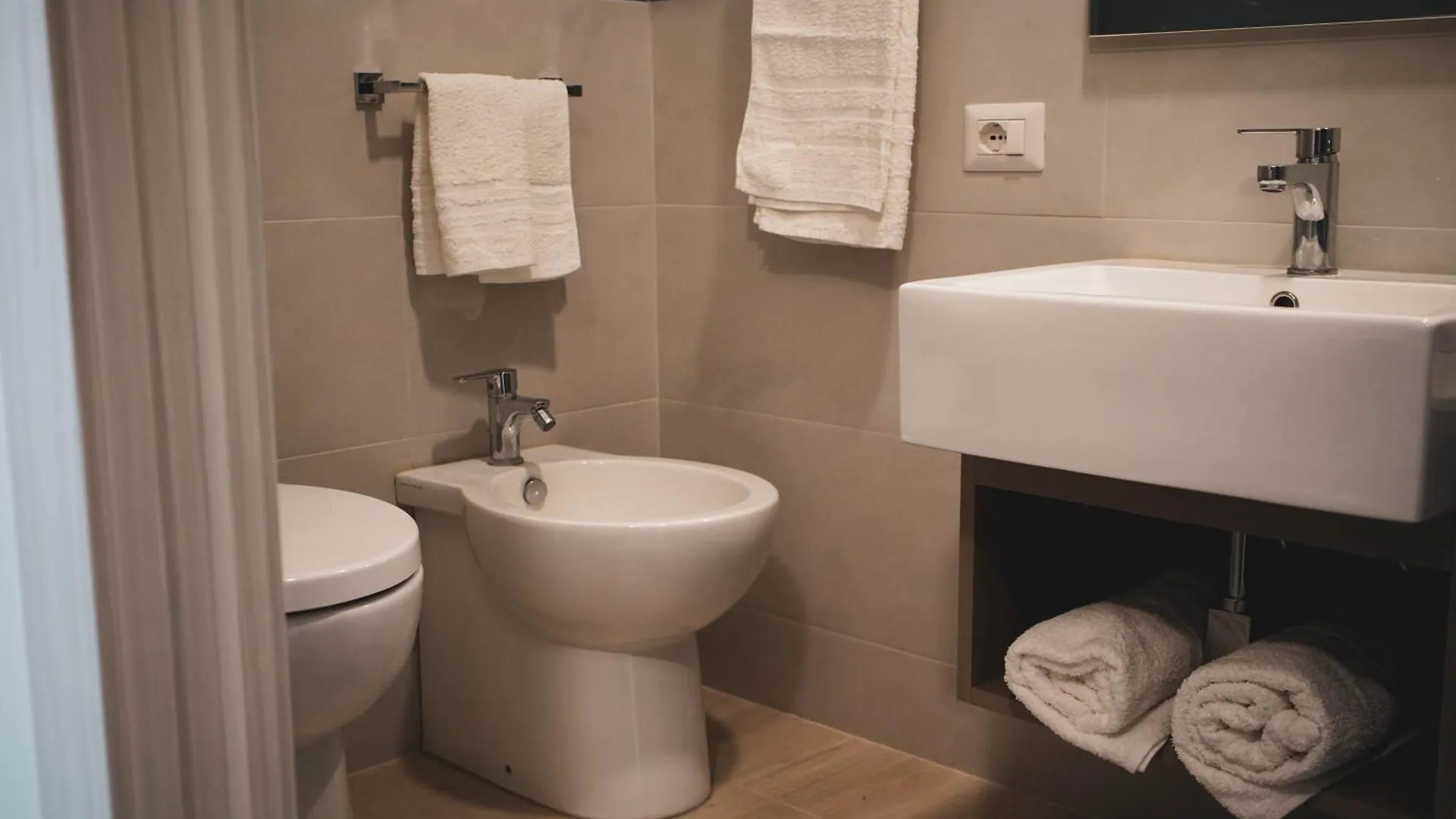 Konukevi Yeasy Smart Rooms Cefalù İtalya